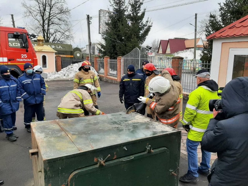 З рятувальниками підрозділів 4 ДПРЗ ГУ ДСНС України в Одеській області були проведені практичні заняття зі спеціальним обладнанням марки Weber Rescue