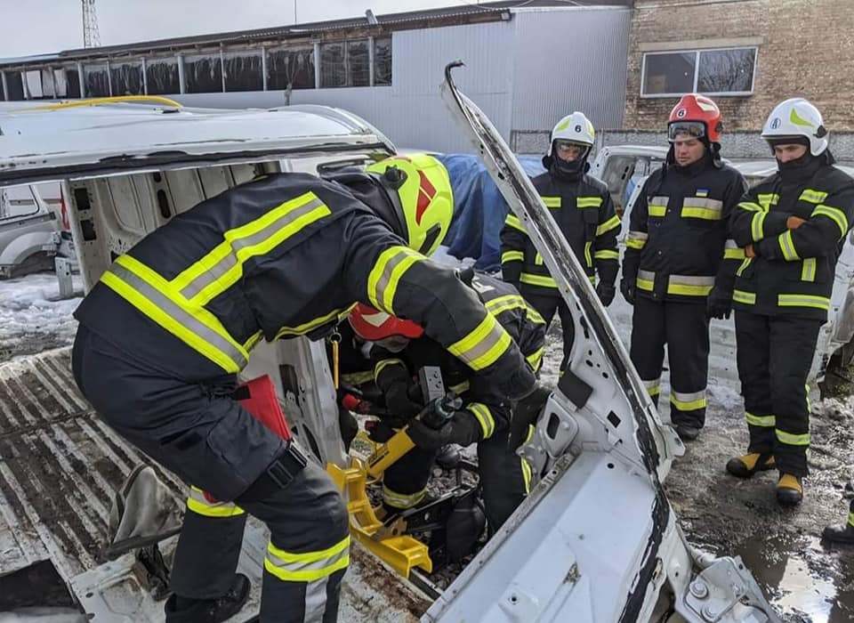 У всіх міських і районних підрозділах ДСНС Рівненщини інструктори WEBER RESCUE проводять з особовим складом практичне навчальне заняття