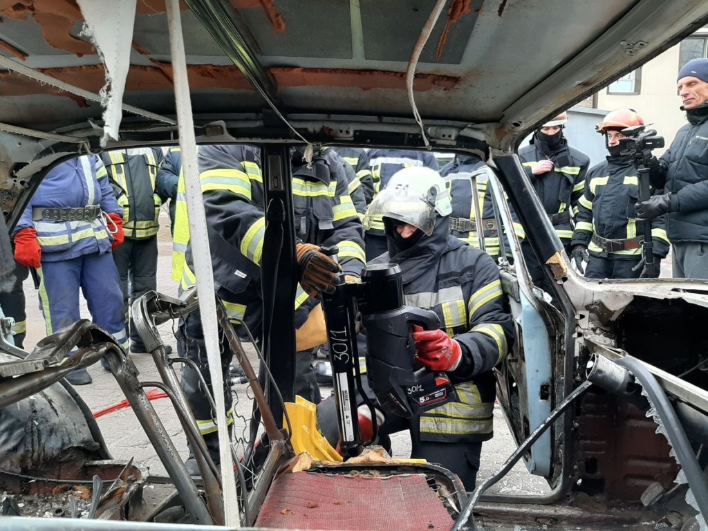 Офіційні представник WEBER RESCUE SYSTEMS в Україні провели тренінг з рятувальниками з навчального курсу “Використання гідравлічного і пневматичного аварійно-рятувальна обладнання ТМ WEBER RESCUE” (ВІДЕО)